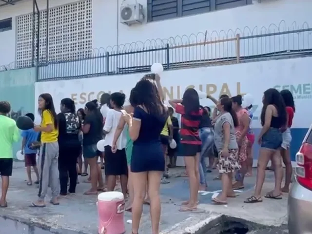 Família protesta em frente à escola de Manaus