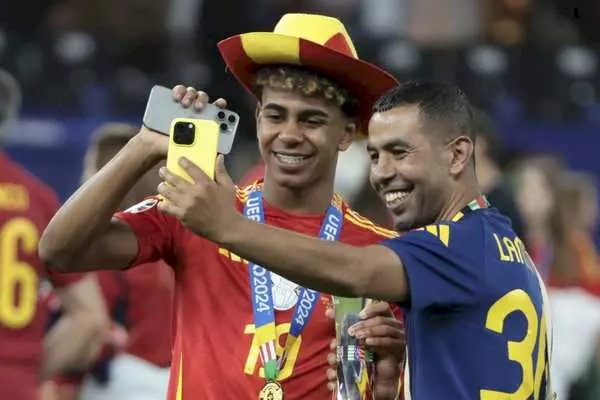 Lamine Yamal e seu pai durante o titulo da Espanha da Eurocopa. Foto: Divulgação