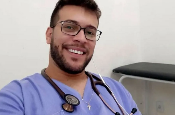 Tancredo Neves Feliciano de Arruda tira selfie com uniforme de médico