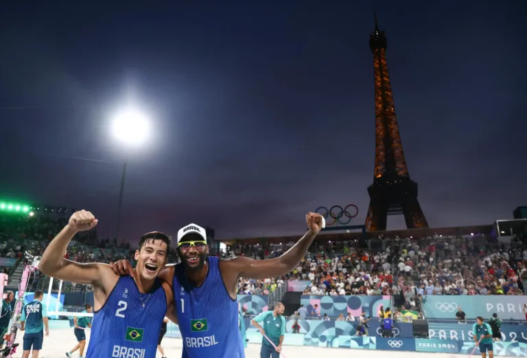 Evandro e Arthur atropelam holandeses e vão às quartas de final no vôlei de praia - Foto: Luiza Moraes/COB