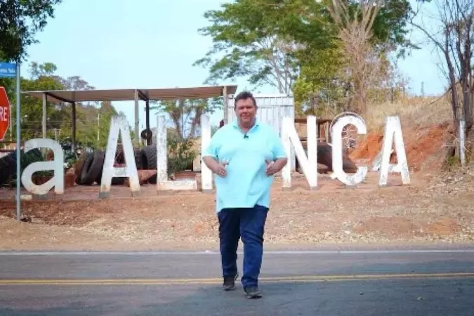 O prefeito de Mirandópolis (SP), Ederson Pantaleão, poucos segundos antes de ser ”atropelado” – Foto: Reprodução