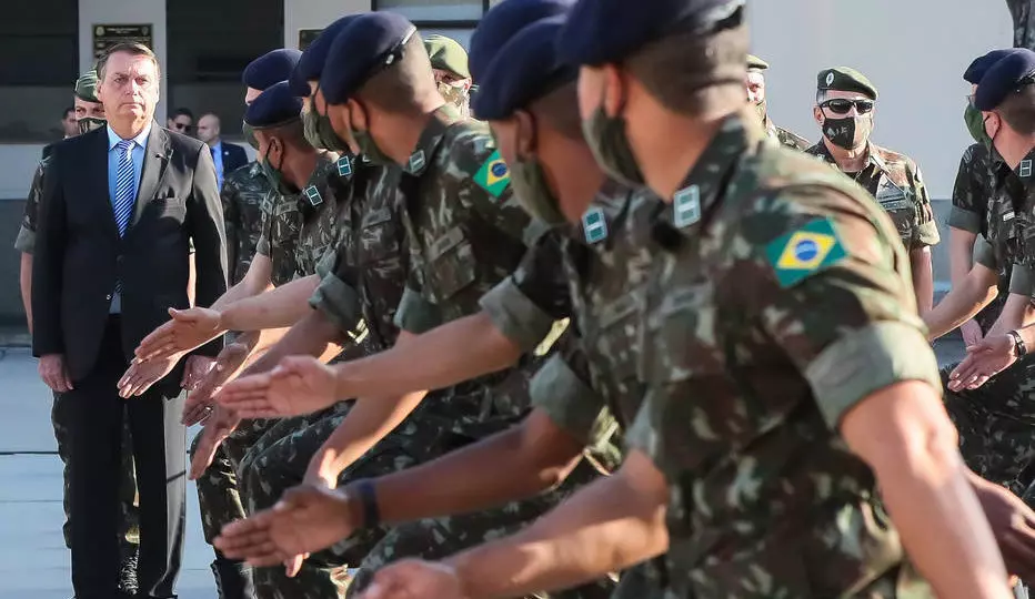 Bolsonaro e militares. Foto: Carolina Antunes/PR