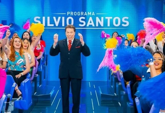 Silvio Santos em um de seus emblemáticos programas no SBT, onde consolidou sua carreira.