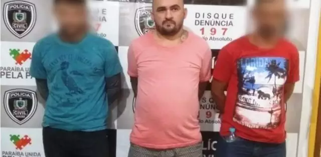 Alisson posa para foto na delegacia junto com comparsas