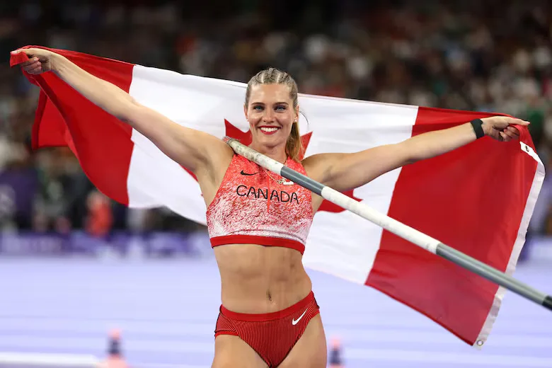 Atleta loira, famosa por ter conta no Only Fans, segura a bandeira do Canadá após ganhar medalha de bronze