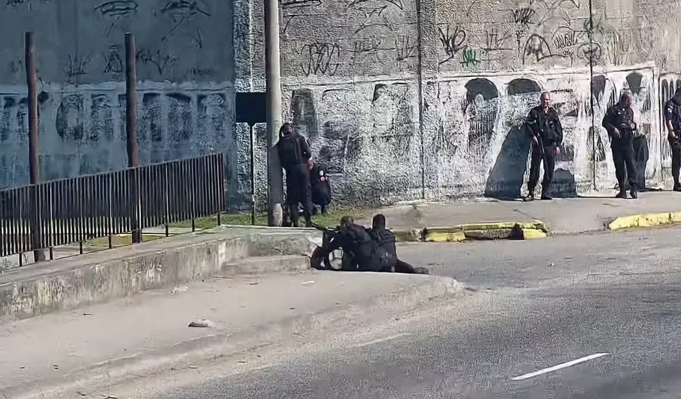 Tiroteio entre PMs e traficantes bloqueia Av Brasil em Cordovil, no Rio | Diário Carioca