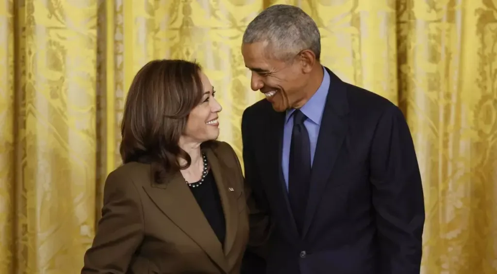 A candidata à Presidência dos EUA Kamala Harris ao lado de Barack Obama – Foto: Reprodução