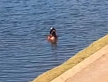 Casal é filmado fazendo sexo dentro de lago