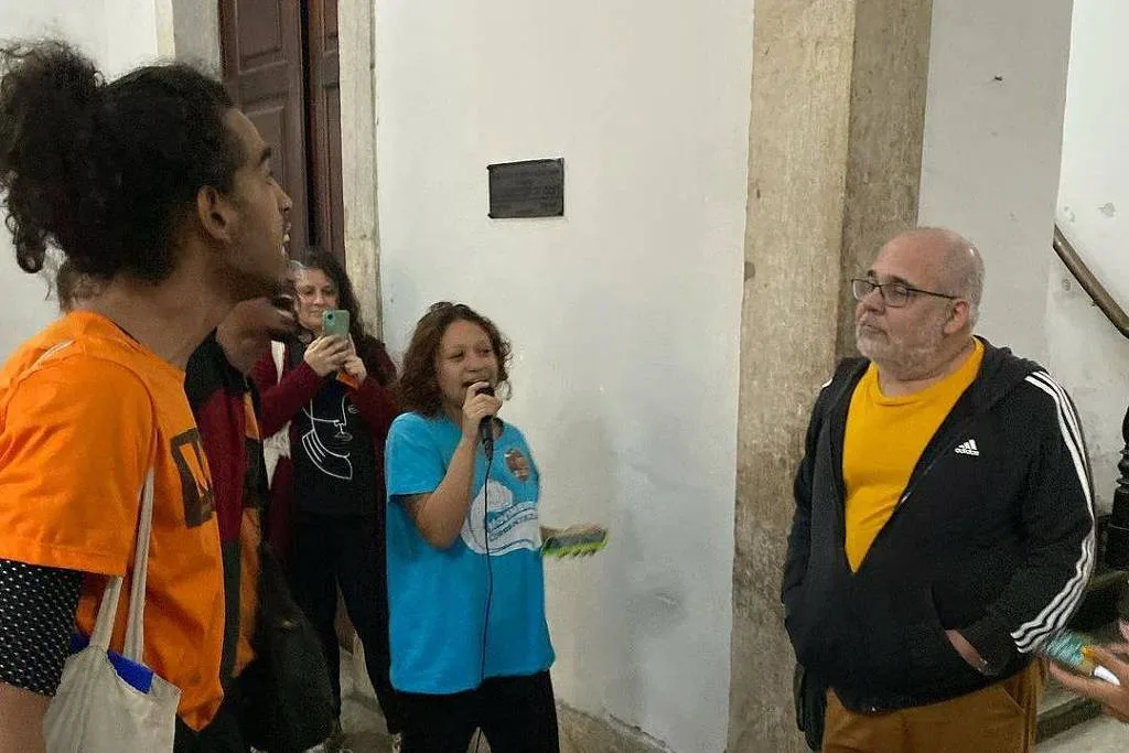 Alunos protestam contra o professor no Instituto de Filosofia e Ciências Sociais da UFRJ. Foto: Diretório Central dos Estudantes