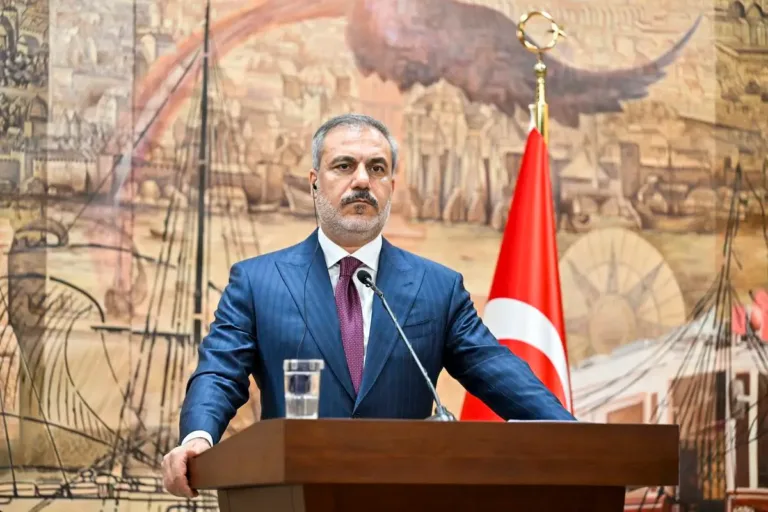 O ministro das Relações Exteriores da Turquia, Hakan Fidan, faz um discurso em Istambul, Turquia, em 9 de agosto de 2024. [Muhammed Enes Yıldırı/Agência Anadolu]