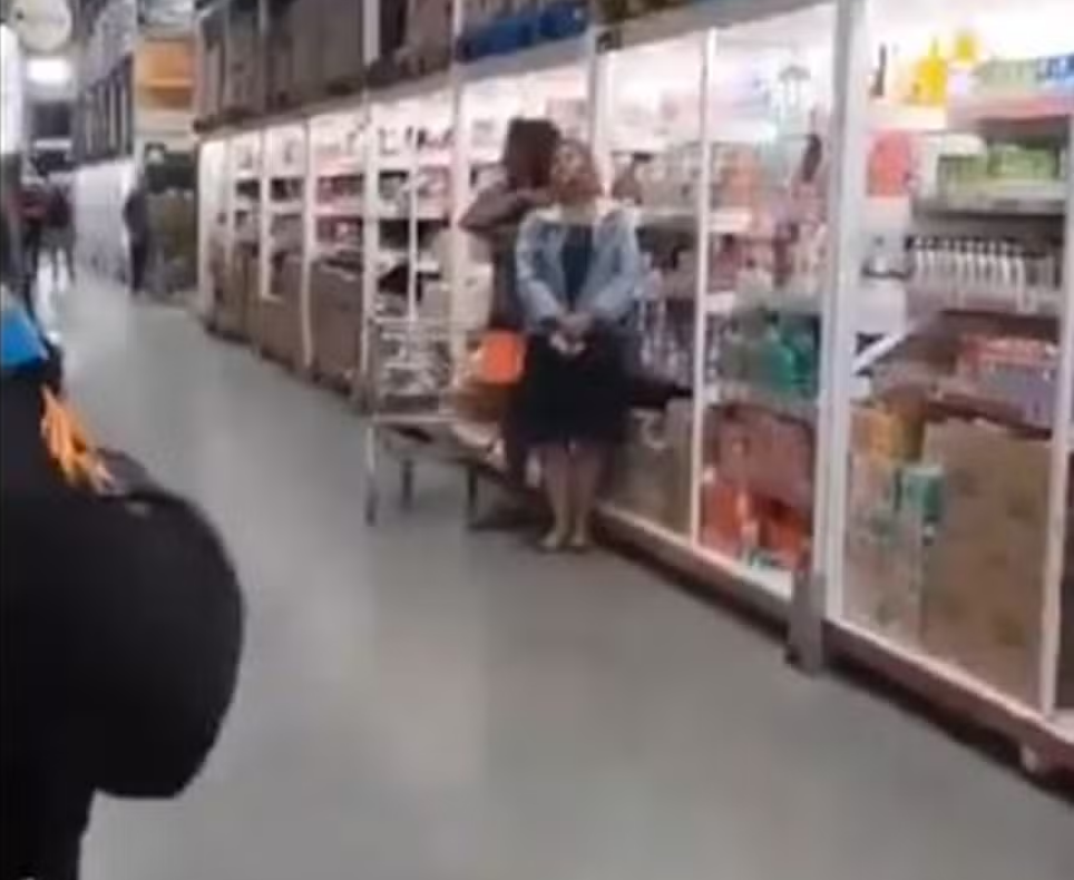 Polícia Militar negocia rendição de homem que manteve mulher refém em supermercado na Zona Norte do Rio.