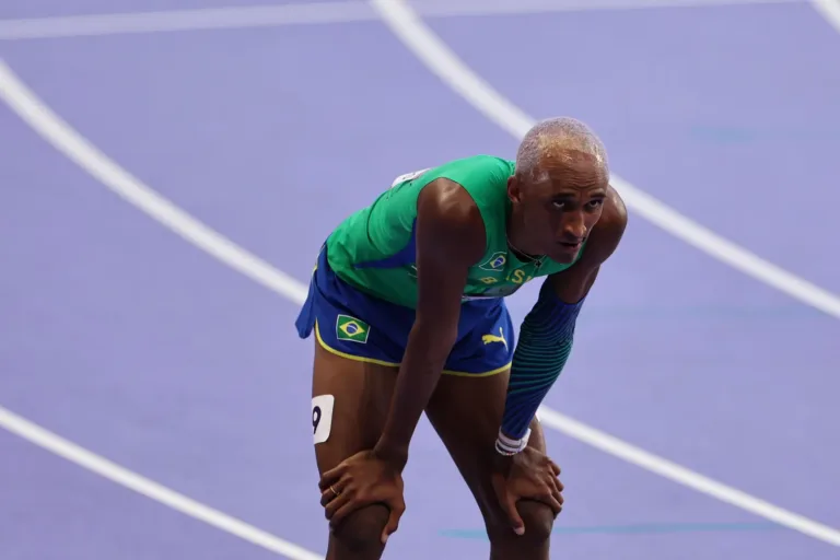 Alison dos Santos avançou à final dos 400m com barreiras em Paris 2024. FOTO: Miriam Jeske/COB