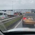 Motoristas em fuga durante arrastão na Rodovia Washington Luiz, em Duque de Caxias.