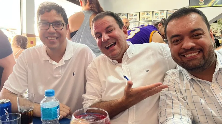 Eduardo Paes e Claudio Castro, juntos em um boteco do Cachambi, no Rio de Janeiro - Foto: Reprodução X - Leia mais em: https://www.diariocarioca.com/rio-de-janeiro/eduardo-paes-destroi-hipocrisia-de-claudio-castro-ao-lado-de-bolsonaro/