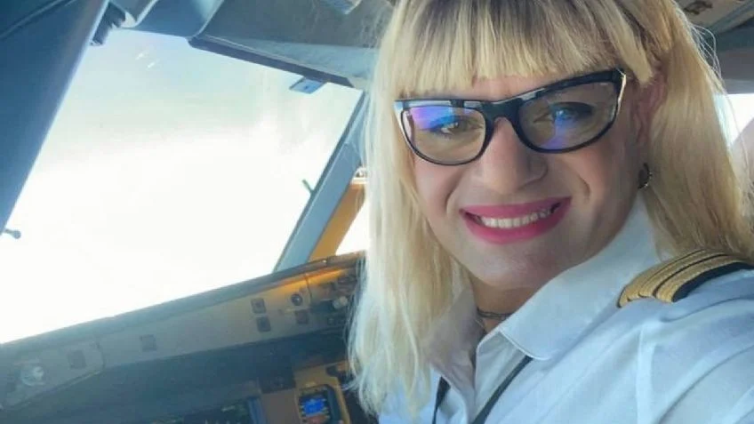 Traniela Campolieto posa para foto dentro de avião