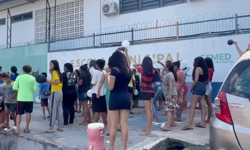 Família protesta em frente à escola de Manaus