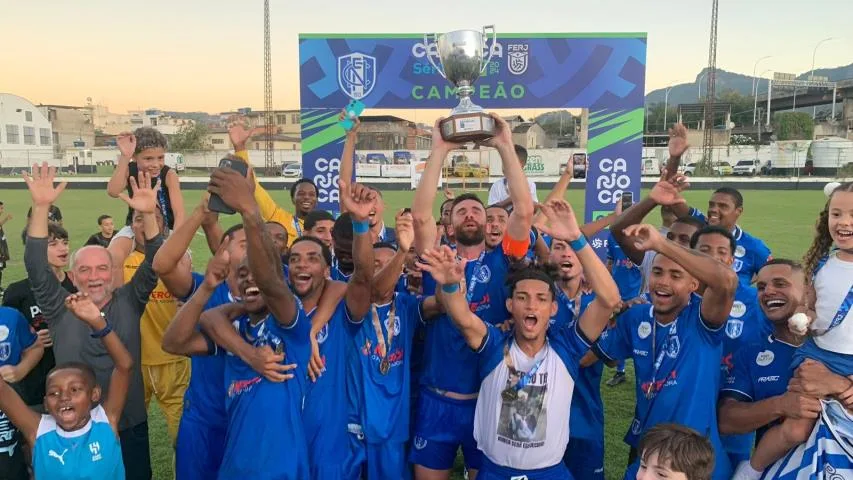 Niteroiense levanta a Taça de Campeão da Série C (Crédito: Urbano Erbiste/Agência FERJ)