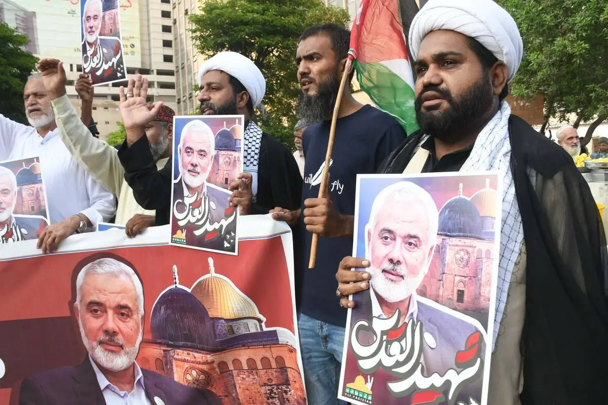 Apoiadores da Fundação Palestina, carregando bandeiras e faixas palestinas, participam de um comício para condenar o assassinato do chefe político do Hamas, Ismail Haniyeh, em Karachi, Paquistão, em 31 de julho de 2024 [Sabir Mazhar/ Anadolu Agency]