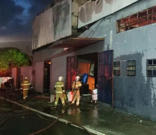 Sede da gráfica enquanto os bombeiros trabalhavam para acabar com o fogo.