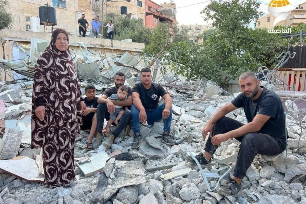 Família palestina Salaimeh, desabrigada por uma ordem de demolição das autoridades israelenses contra sua casa, no bairro de Silwan, em Jerusalém ocupada, em agosto de 2024 [MEMO/Reprodução]