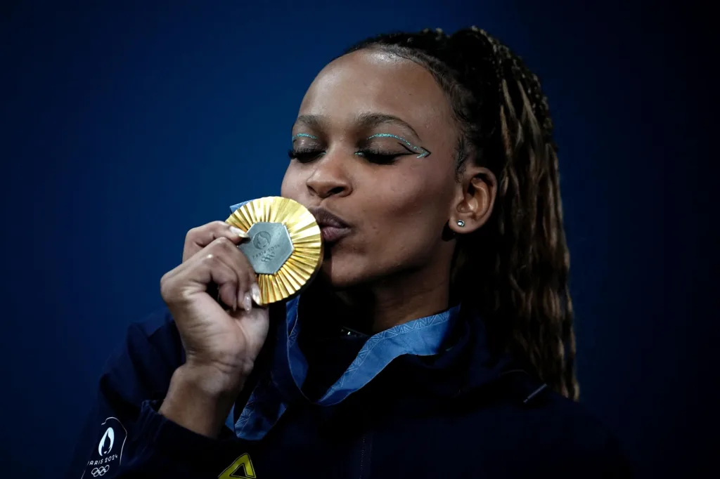 Rebeca Andrade beija medalha de ouro - Foto: Alexandre Loureiro/COB.