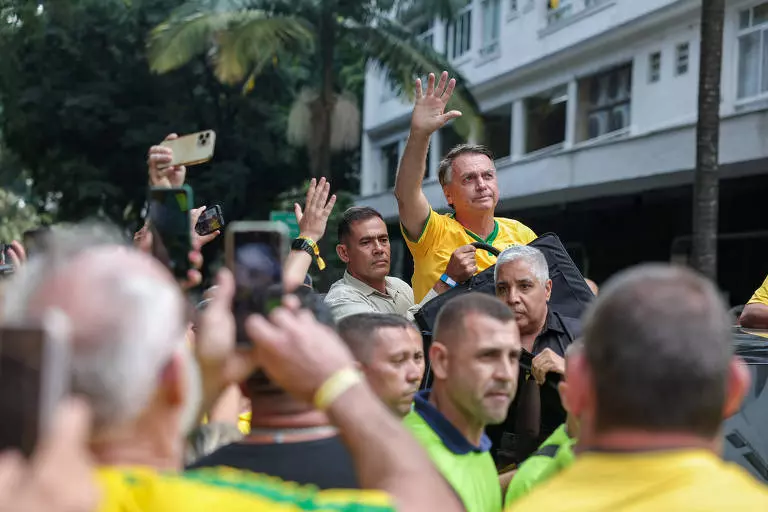 Jair Bolsonaro (PL) rodeado por apoiadores. Foto: reprodução