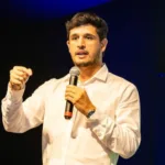 O vereador Lukas machado em evento público.