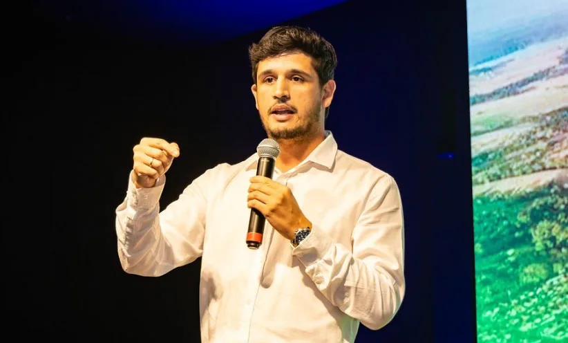 O vereador Lukas machado em evento público.