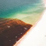 Fenômeno Mar Vermelho ao lado de trecho com a água em tonalidade normal