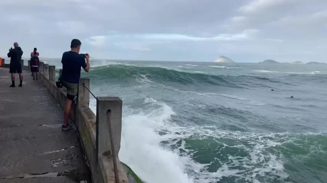 Idoso morre após ser arrastado por onda em praia do Rio | Diário Carioca