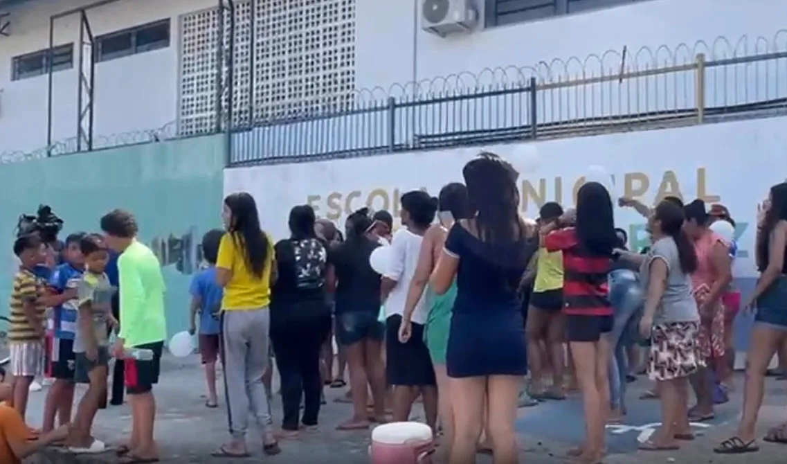 Familiares de Luiz Eduardo fizeram manifestação em frente à escola onde ele e o agressor estudavam.