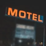 Neon com a palavra "motel"