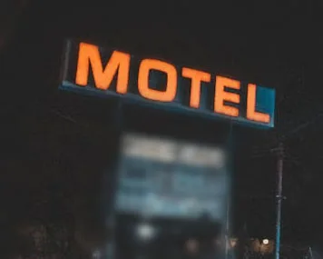 Neon com a palavra "motel"