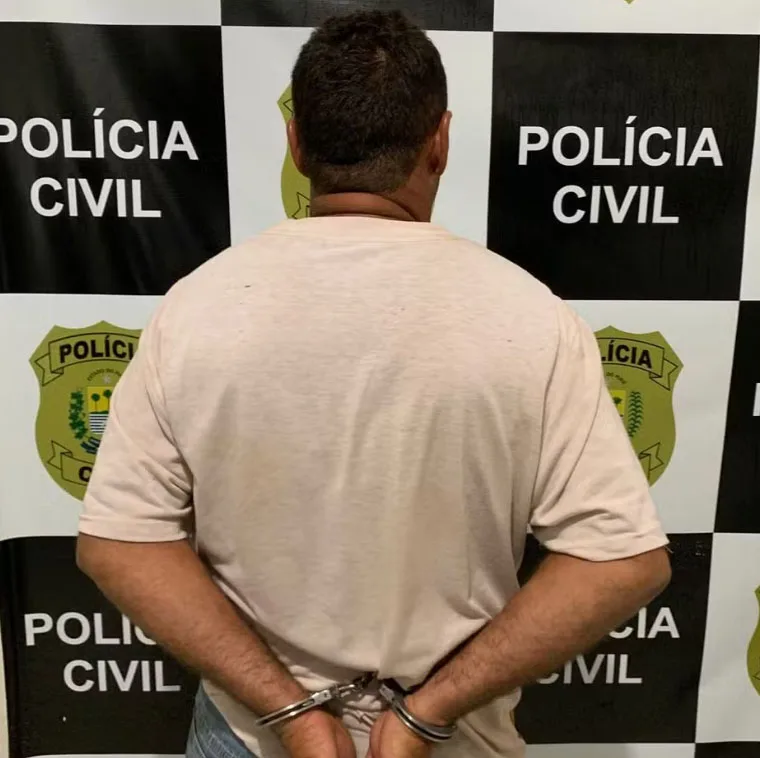 Motorista é preso e tira foto na delegacia