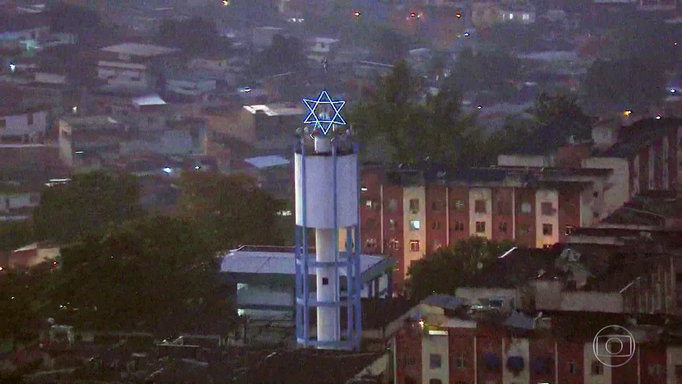 No alto da Cidade Alta, na Zona Norte do Rio, os criminosos colocaram uma estrela de Davi — Foto: Reprodução
