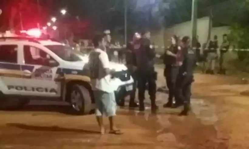 Policiais durante registro de ocorrência noturna