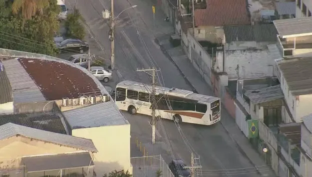 Criminosos sequestram ônibus e fazem barricadas no Rio | Diário Carioca