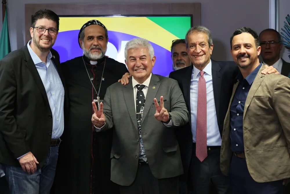 Padre Kelmon posa junto com Marcos Pontes e Waldemar Costa Neto