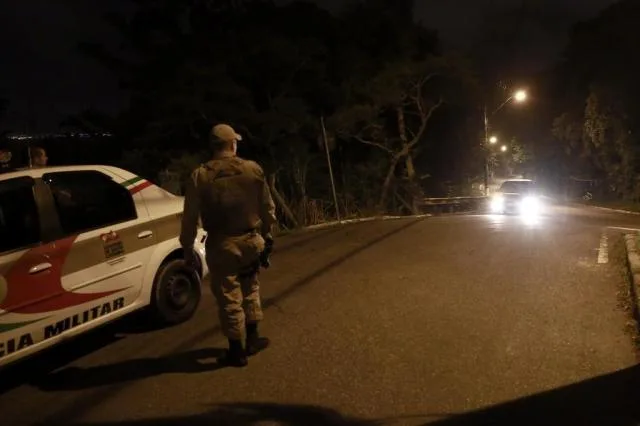 Polícia Militar durante ocorrência noturna