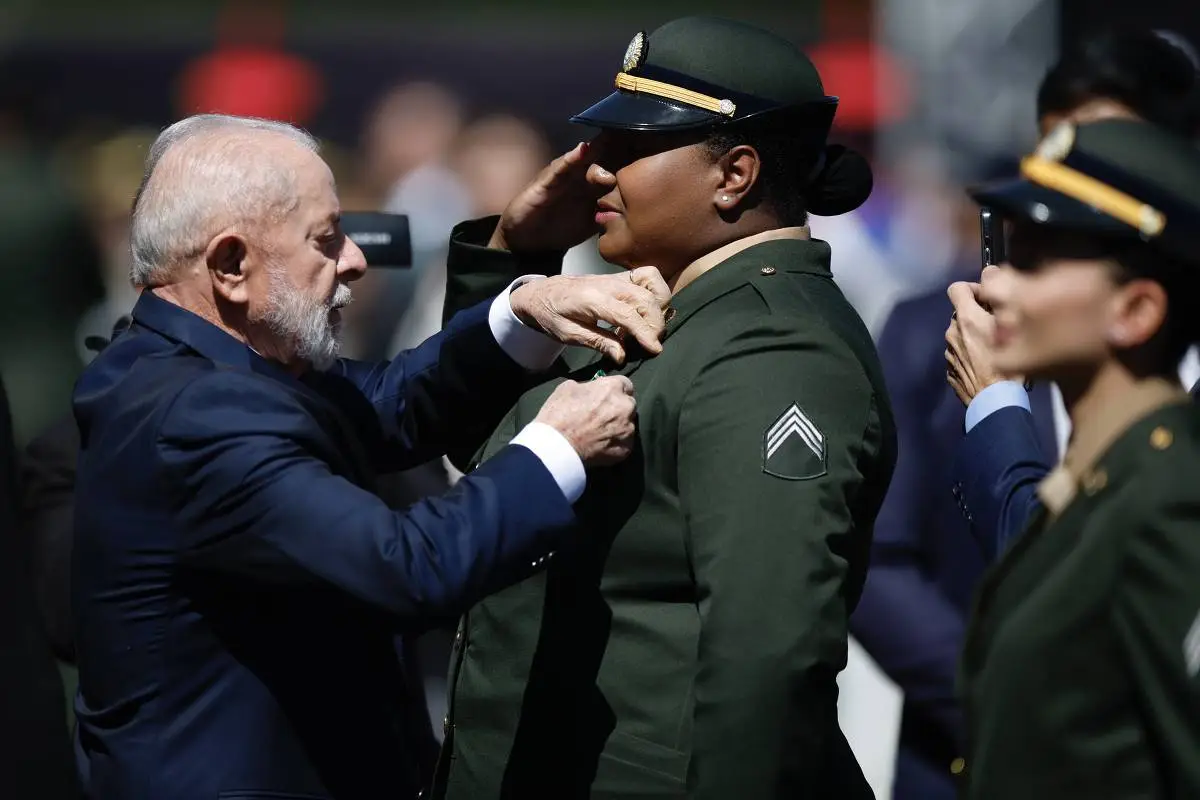 Medalhistas olímpicos Bia Souza, Guilherme Schimidt e Natinha recebem honraria do Exército Brasileiro durante o Dia do Exército em Brasília