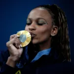 Rebeca Andrade beija medalha de ouro - Foto: Alexandre Loureiro/COB.