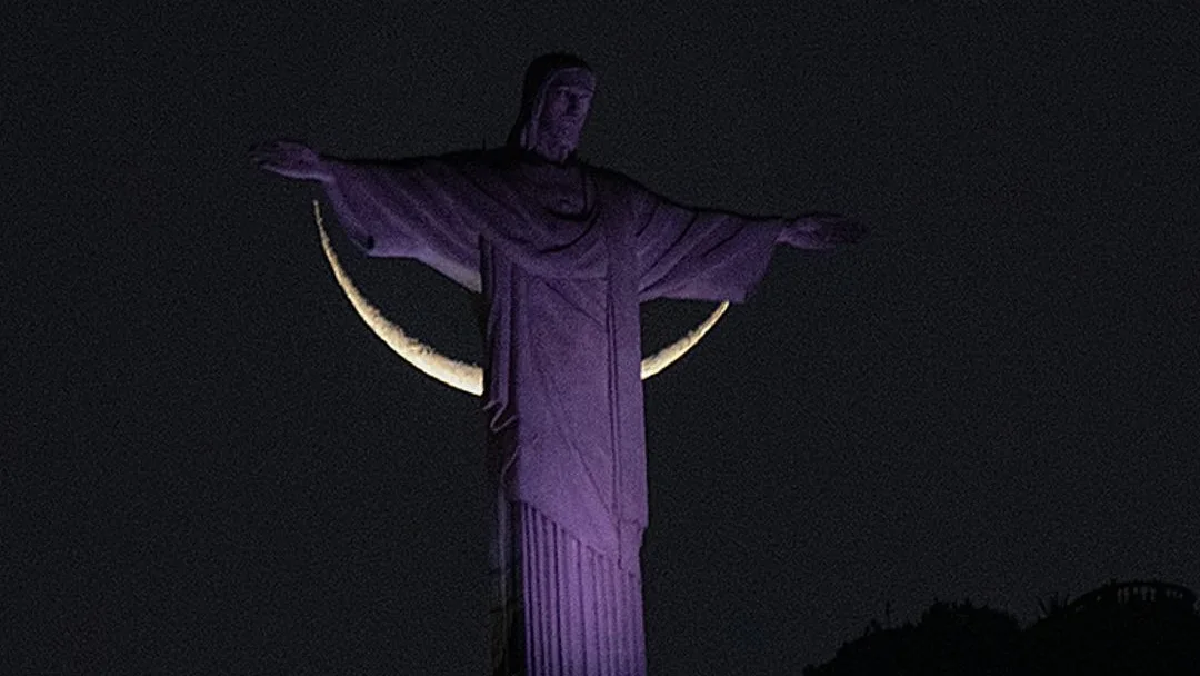 Cristo abraçado pela lua