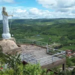 Monumento Cristo ressuscitado com a pequena cidade ao fundo