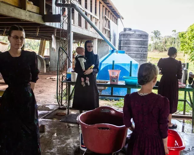 Mulheres menonitas da família Friesen lavam roupas na colônia de Wanderland, no Peru. Foto: Marco Garro/NYT