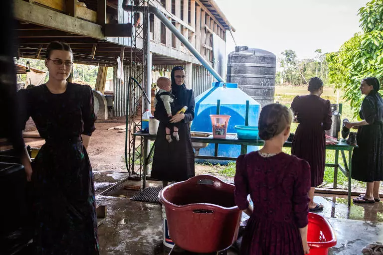 Mulheres menonitas da família Friesen lavam roupas na colônia de Wanderland, no Peru. Foto: Marco Garro/NYT