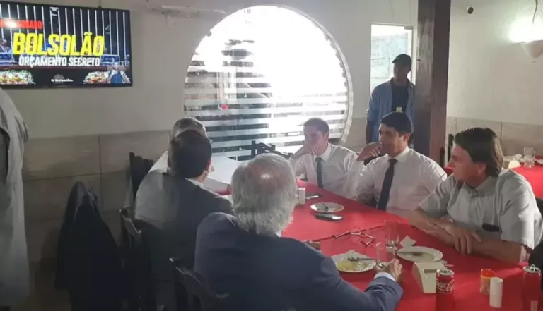 Bolsonaro e seus aliados em um restaurante. Foto: Divulgação