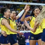 Time Brasil do vôlei feminino comemora ponto durante jogo contra Quênia nas Olimpíadas de Paris 2024 — Foto: Wander Roberto / COB