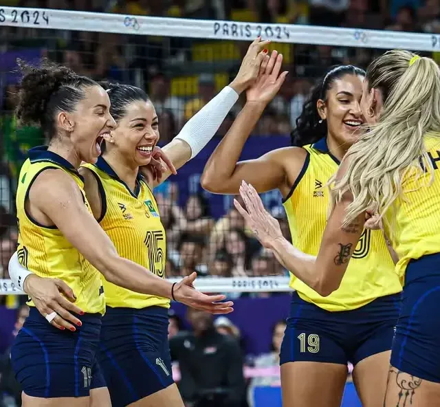 Time Brasil do vôlei feminino comemora ponto durante jogo contra Quênia nas Olimpíadas de Paris 2024 — Foto: Wander Roberto / COB