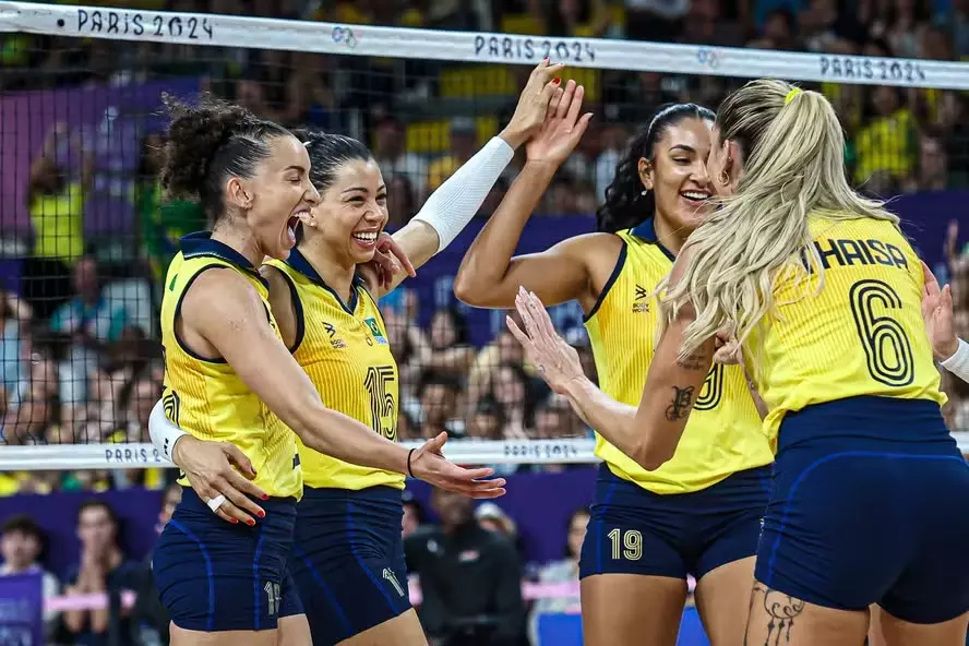 Time Brasil do vôlei feminino comemora ponto durante jogo contra Quênia nas Olimpíadas de Paris 2024 — Foto: Wander Roberto / COB