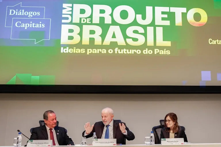 Presidente Lula com o presidente da CNI, Ricardo Alvarez Alban, e a publisher da Carta Capital, Manuela Carta, durante participação no evento Diálogos Capitais, na sede da CNI - Foto: Ricardo Stuckert / PR